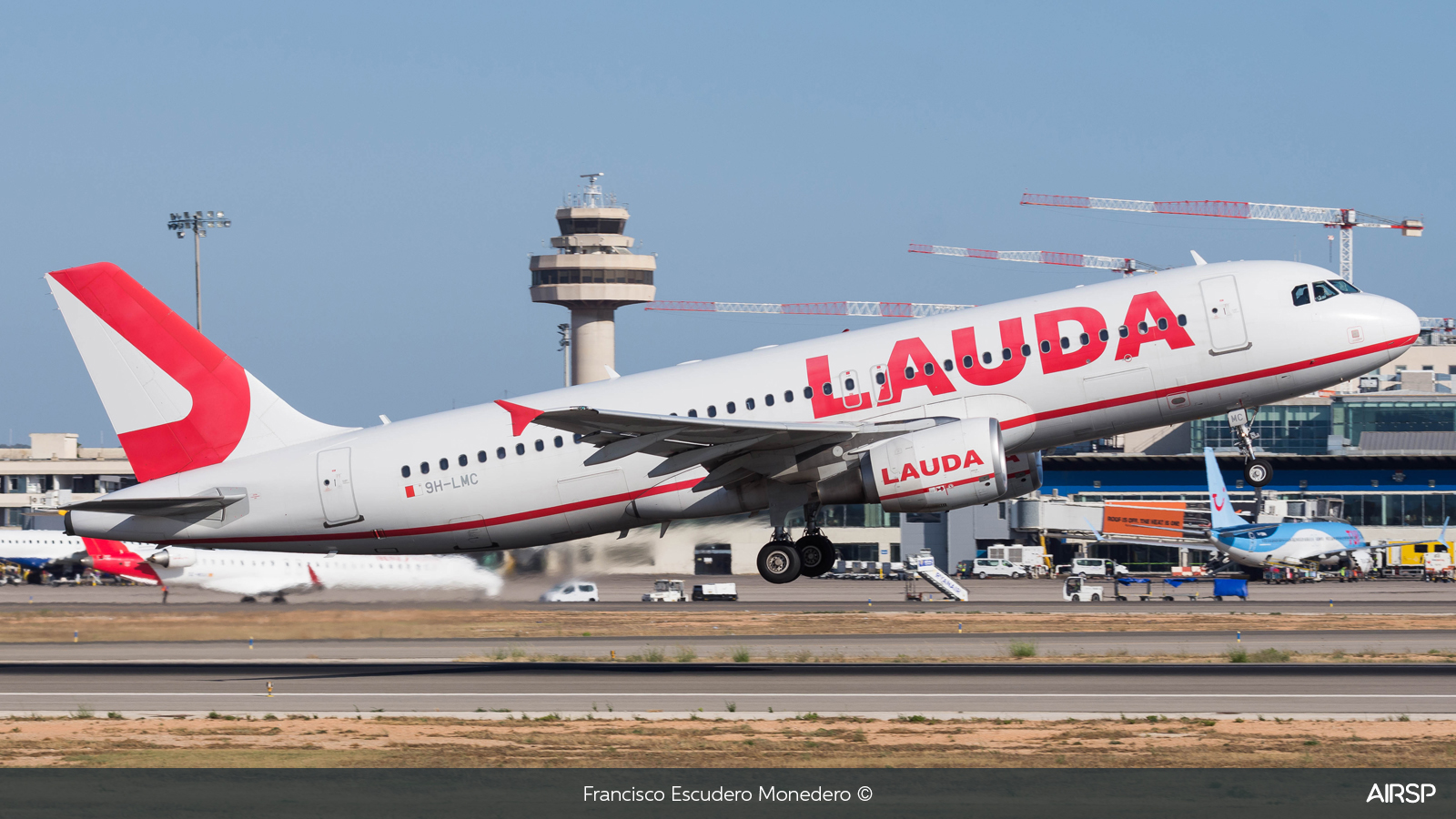 Lauda  Airbus A320  9H-LMC