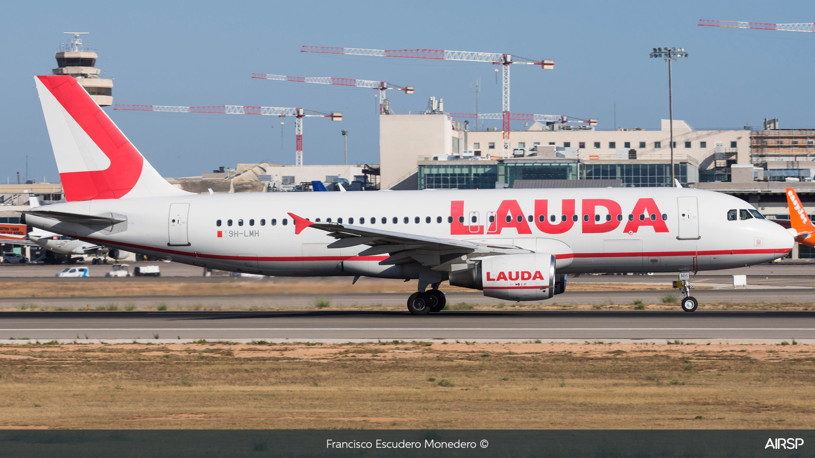 Lauda  Airbus A320  9H-LMH