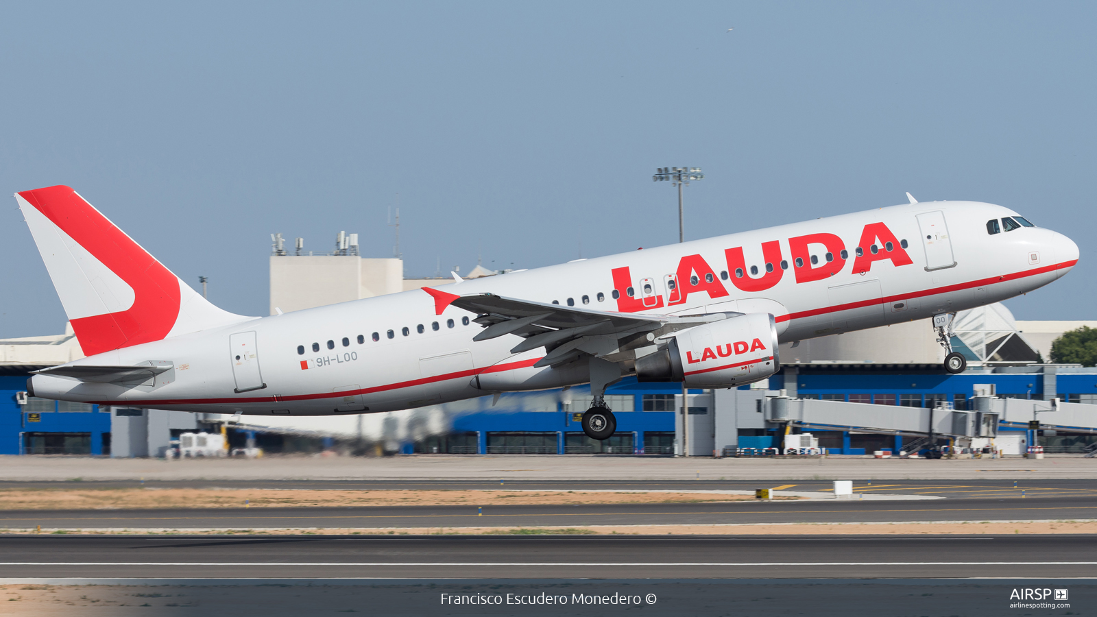 Lauda  Airbus A320  9H-LOO