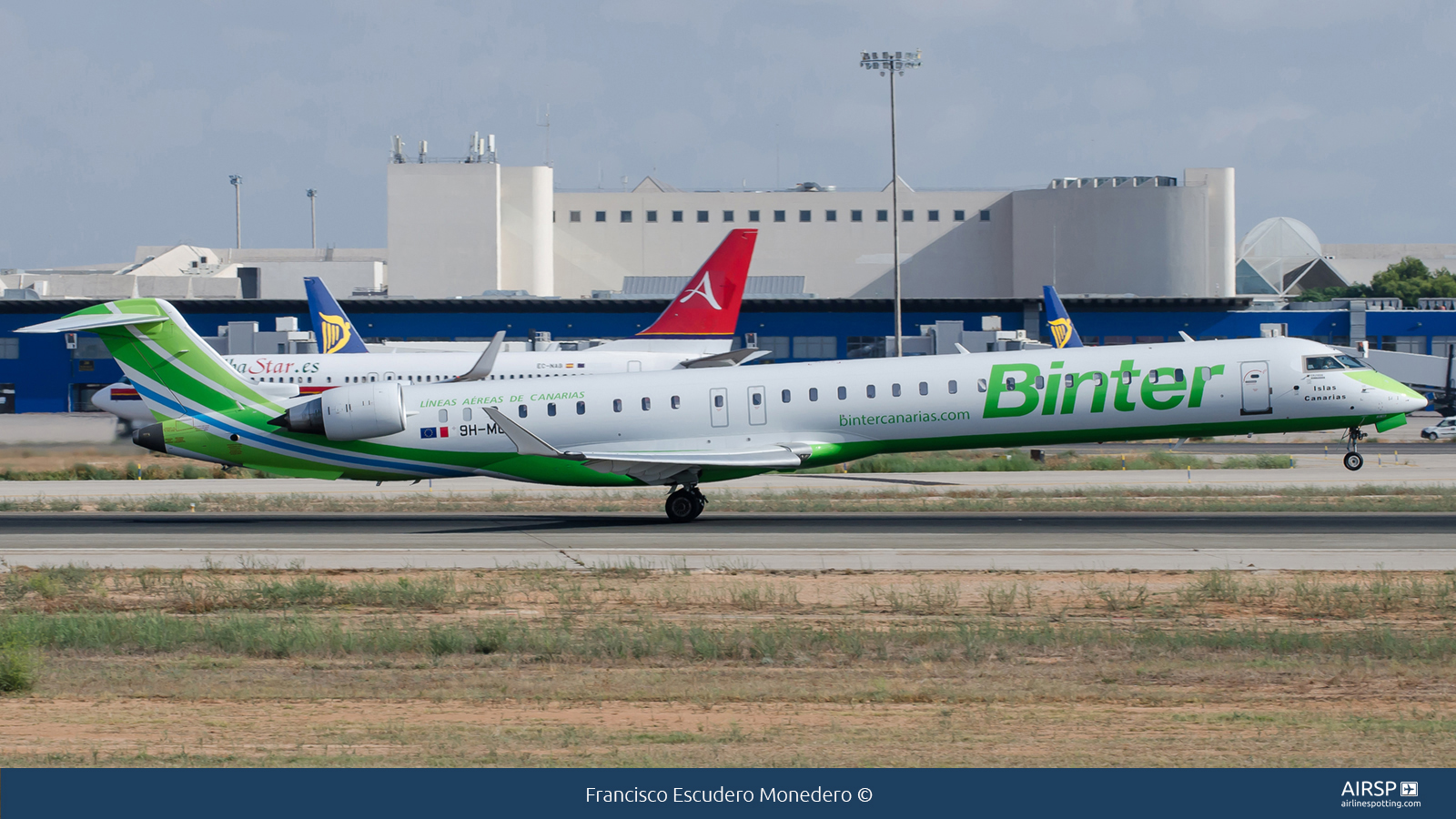 Binter Canarias  Mitsubishi CRJ-1000  9H-MOX