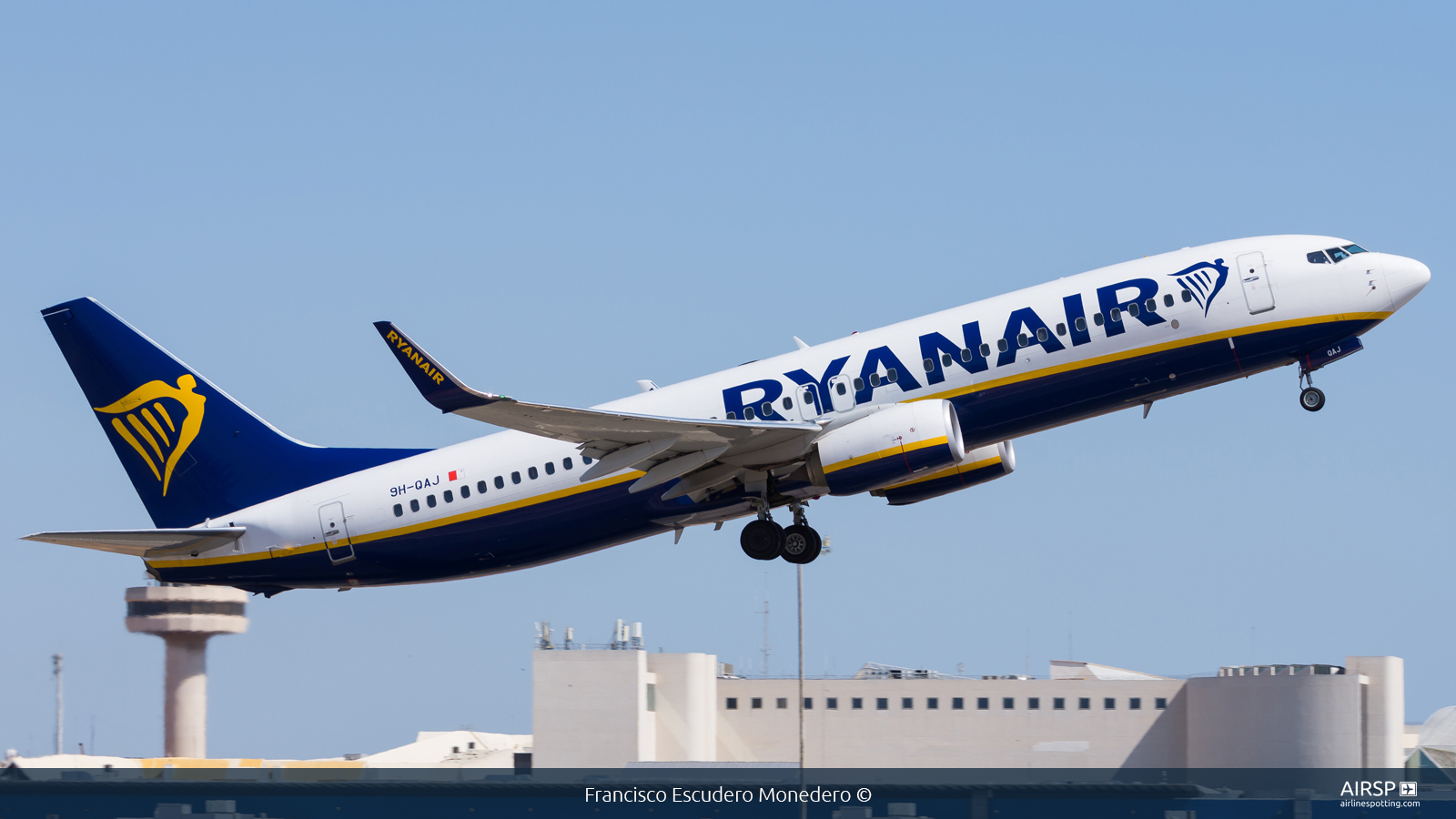 Ryanair  Boeing 737-800  9H-QAJ
