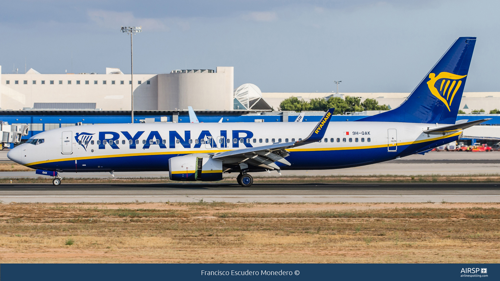 Ryanair  Boeing 737-800  9H-QAK