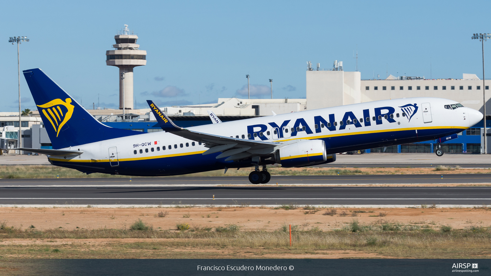 Ryanair  Boeing 737-800  9H-QCW