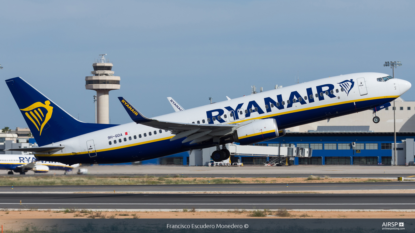 Ryanair  Boeing 737-800  9H-QDA