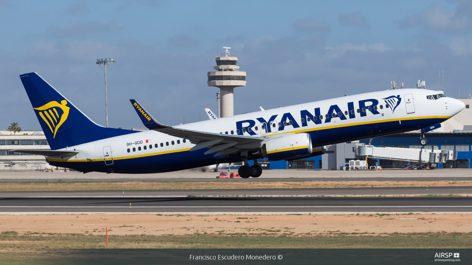 Ryanair  Boeing 737-800  9H-QDD