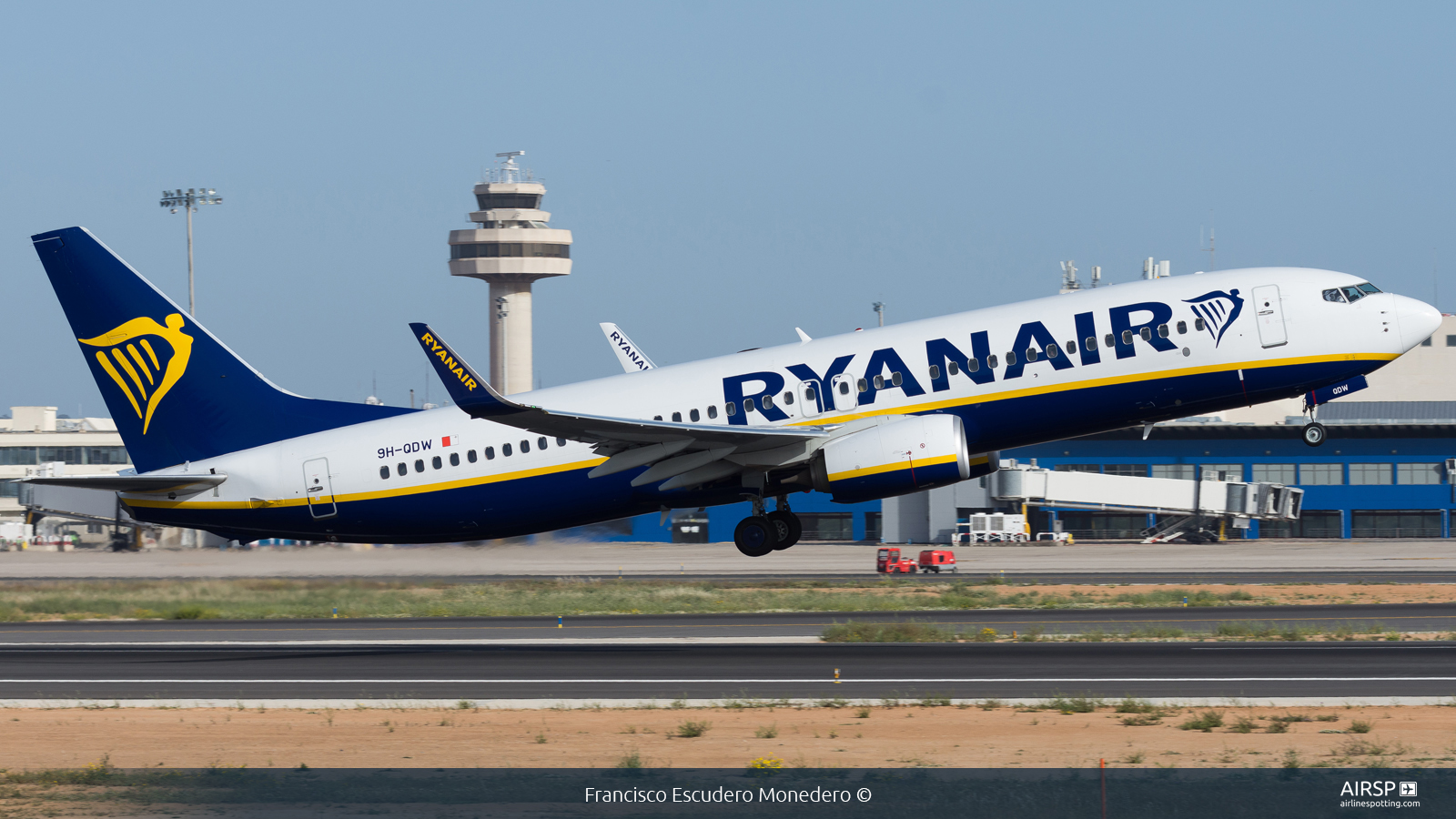 Ryanair  Boeing 737-800  9H-QDW