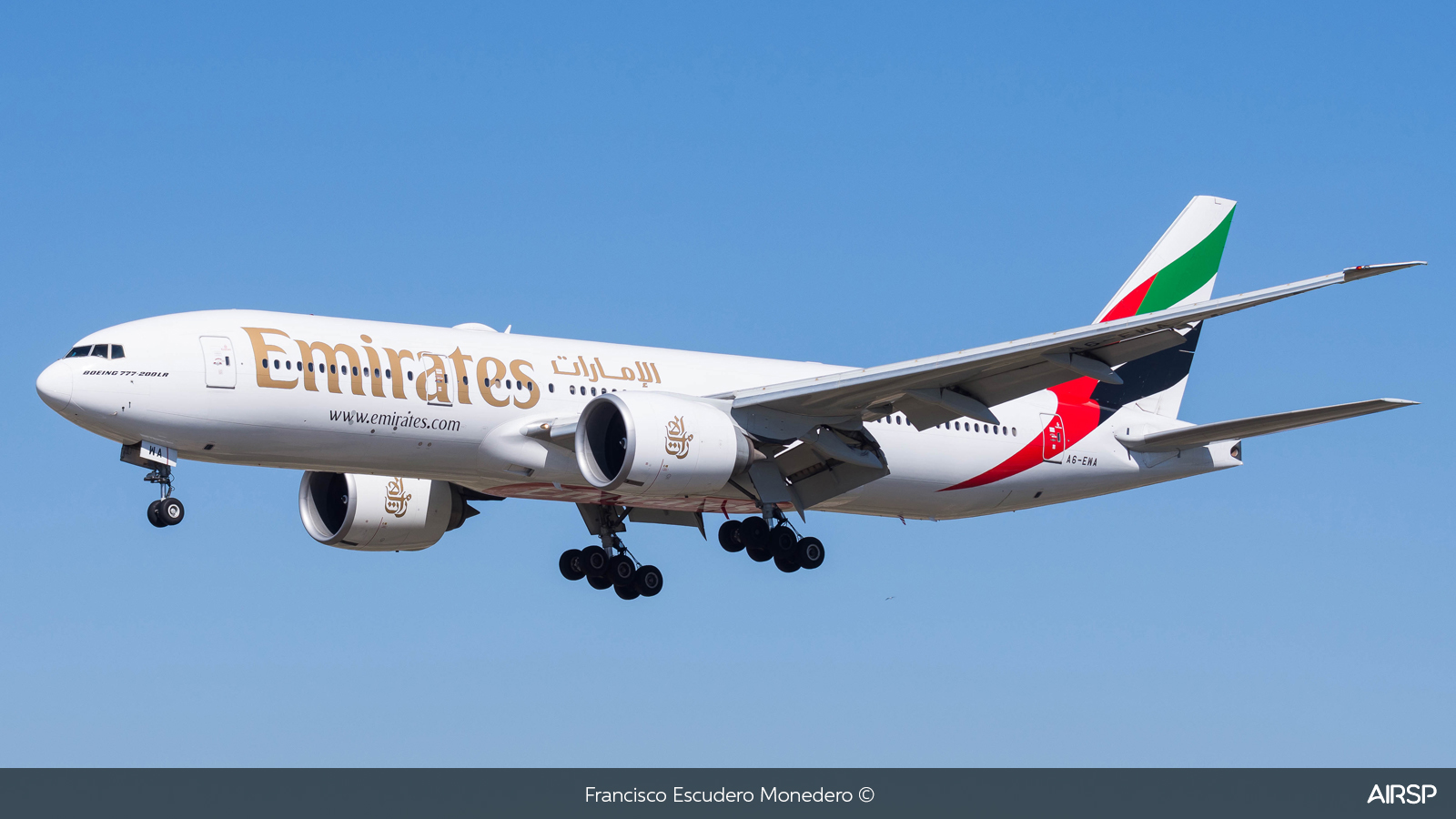Emirates  Boeing 777-200  A6-EWA