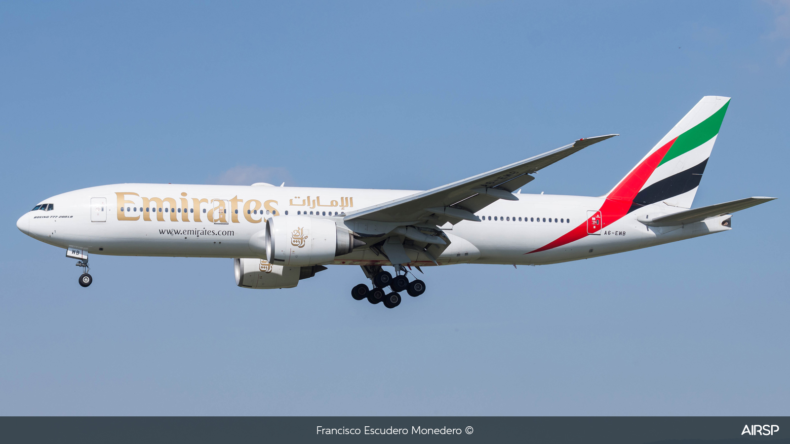 Emirates  Boeing 777-200  A6-EWB
