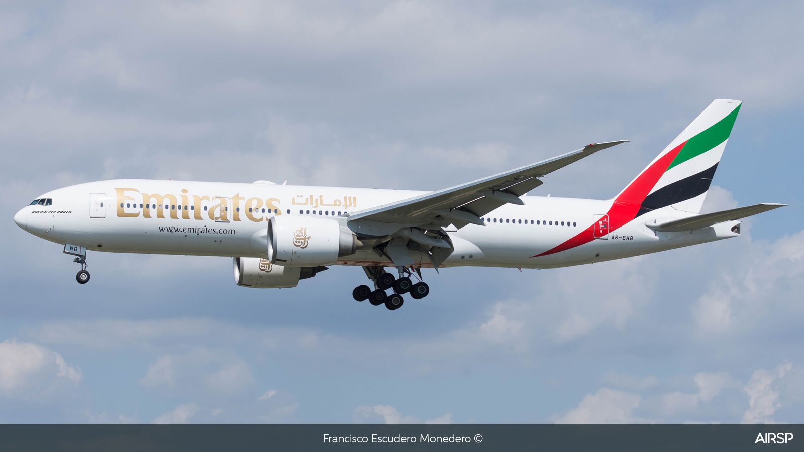 Emirates  Boeing 777-200  A6-EWB