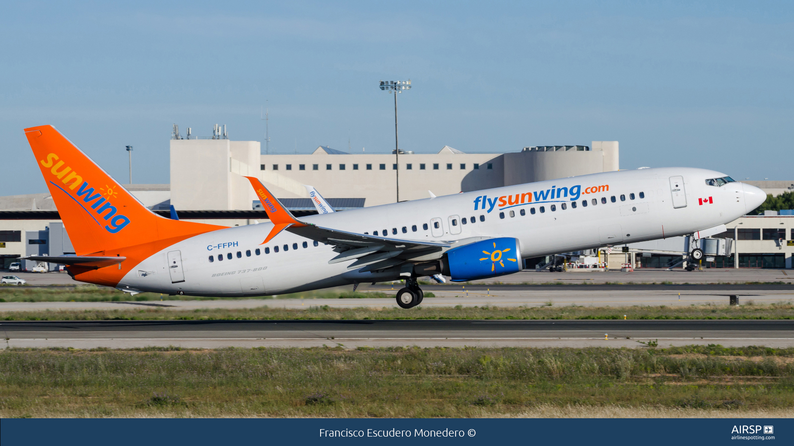 Sunwing  Boeing 737-800  C-FFPH