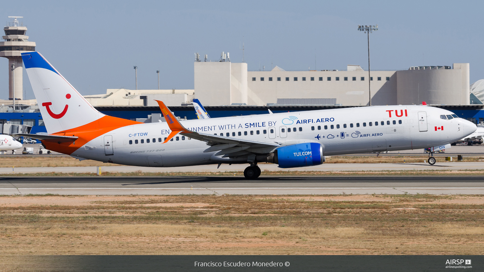 Tui Airways  Boeing 737-800  C-FTDW