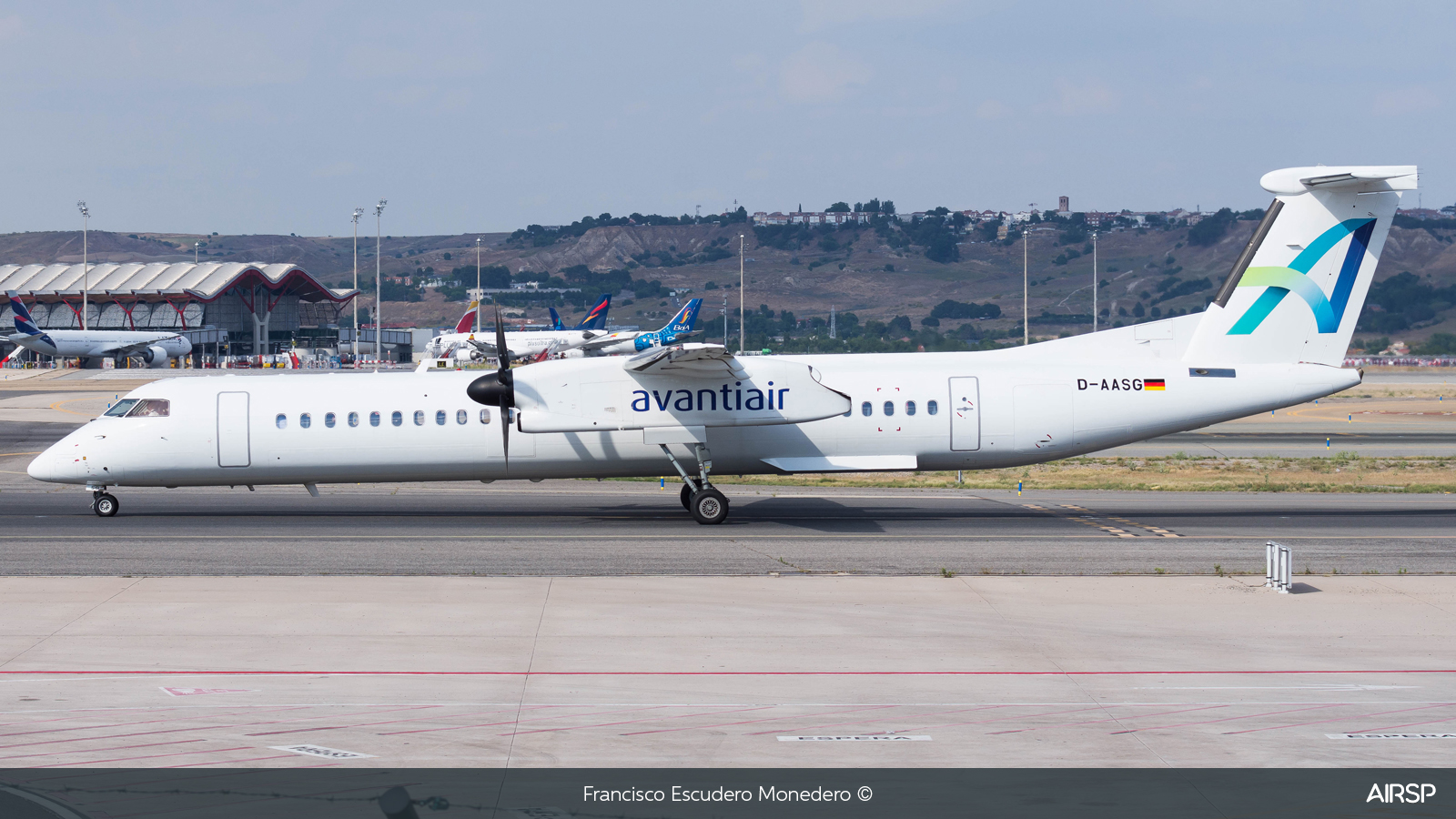 Avanti Air  DHC Dash 8-400  D-AASG