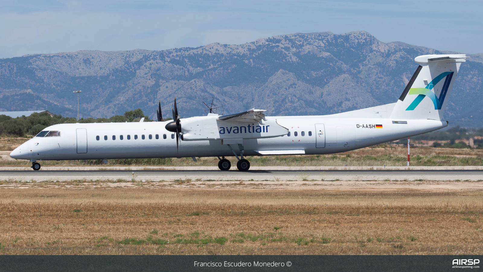 Avanti Air  DHC Dash 8-400  D-AASH