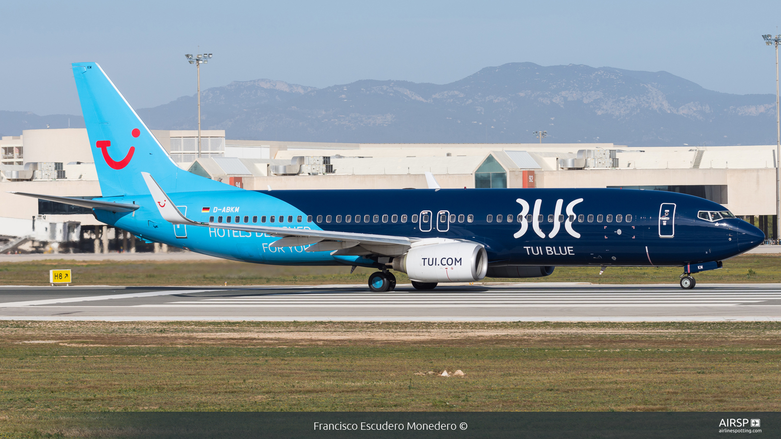 Tui Airways  Boeing 737-800  D-ABKM