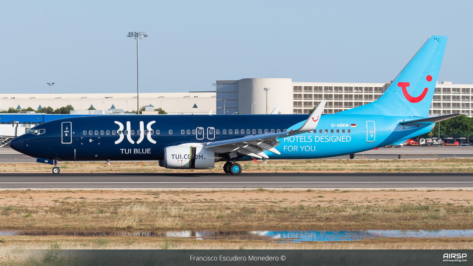 Tui Airways  Boeing 737-800  D-ABKM