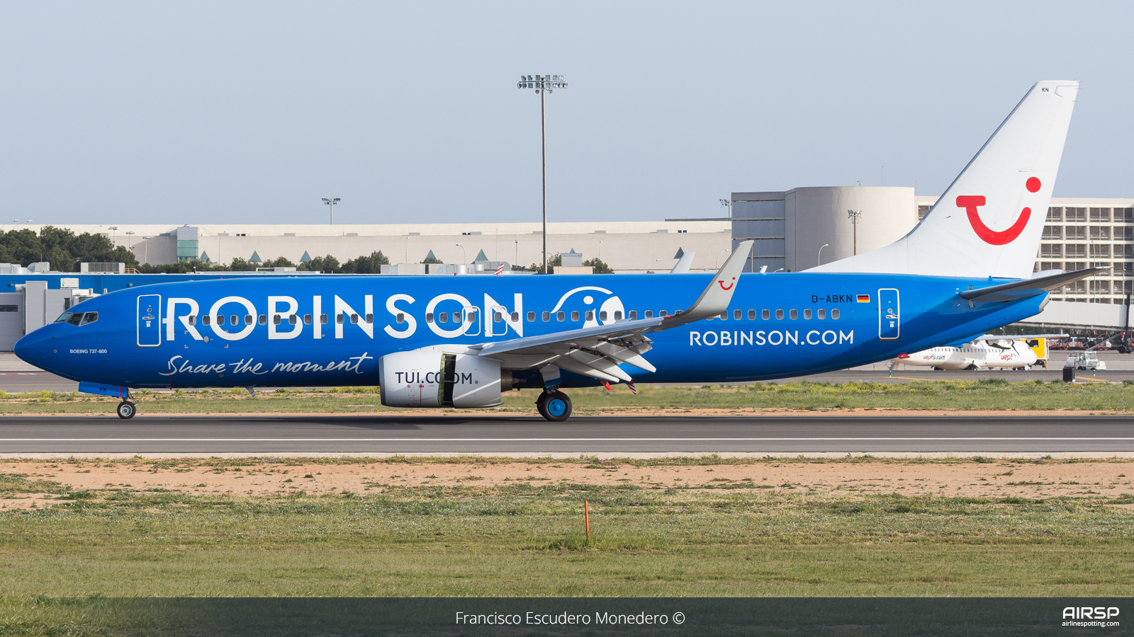 Tui Airways  Boeing 737-800  D-ABKN