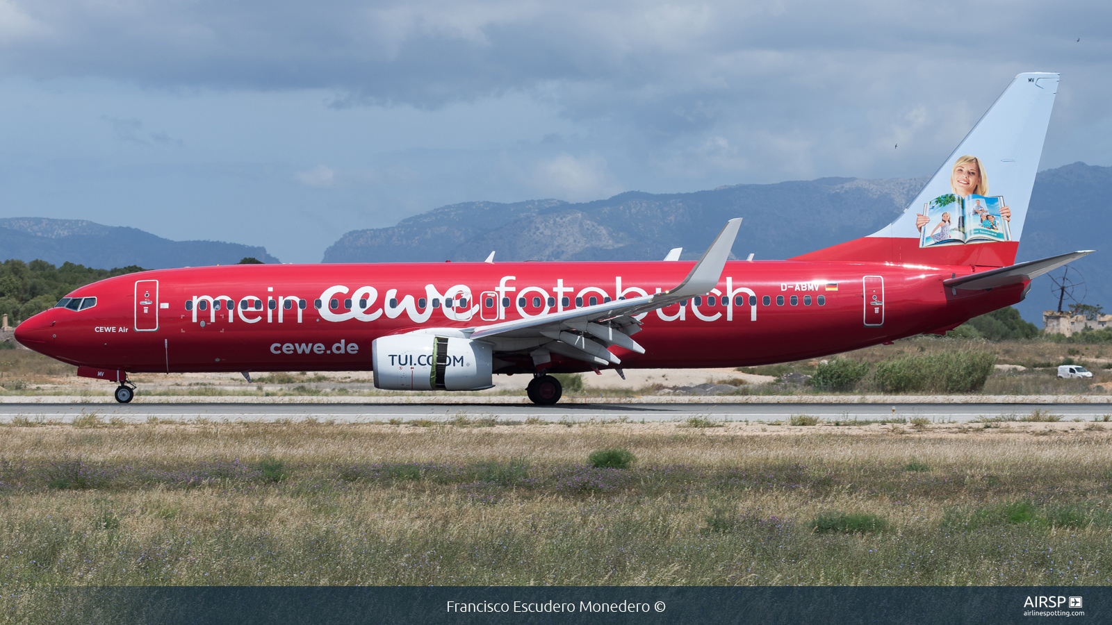 Tui Airways  Boeing 737-800  D-ABMV