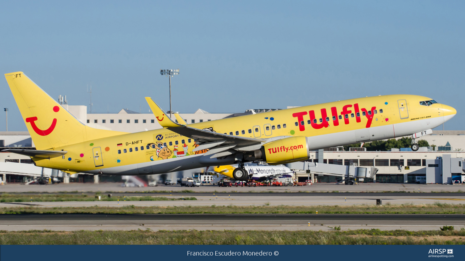 Tui Fly  Boeing 737-800  D-AHFT