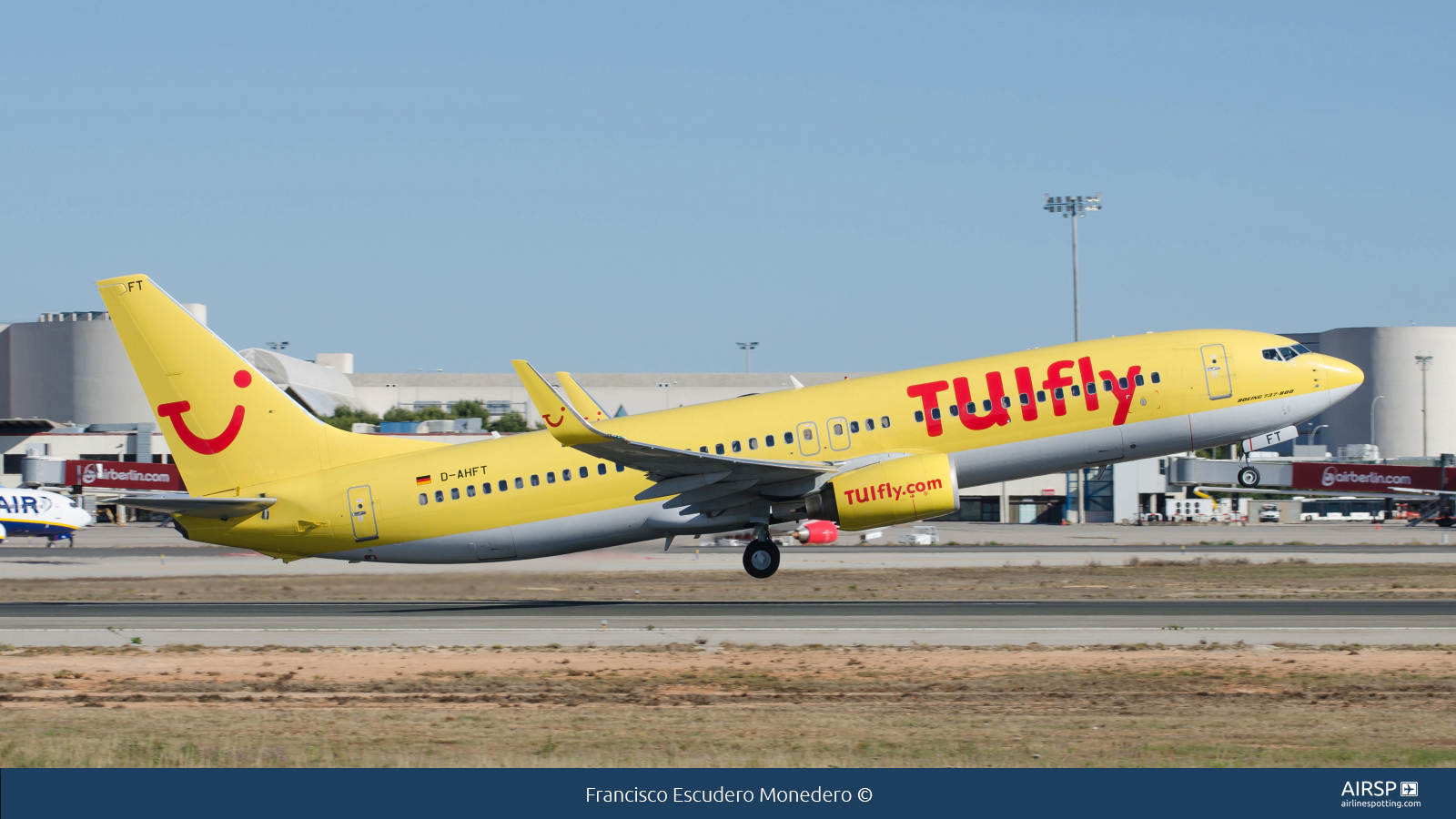 Tui Fly  Boeing 737-800  D-AHFT