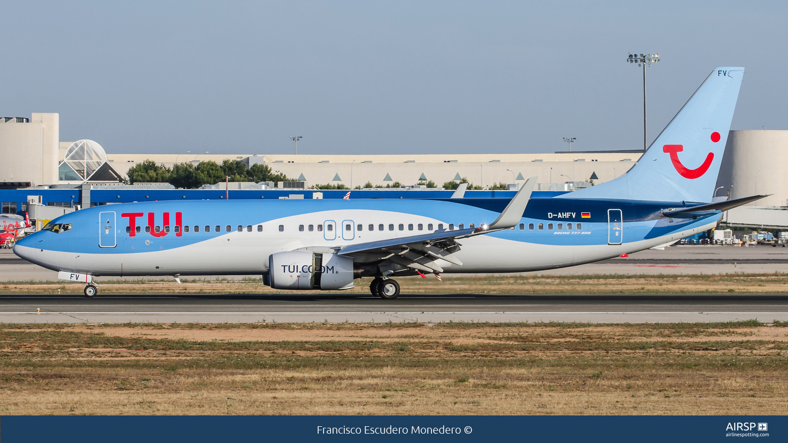 Tui Airways  Boeing 737-800  D-AHFV