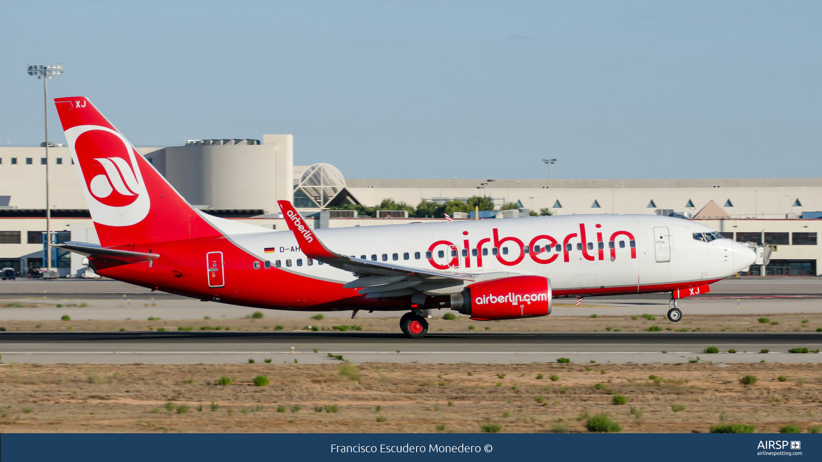 Air Berlin  Boeing 737-700  D-AHXJ