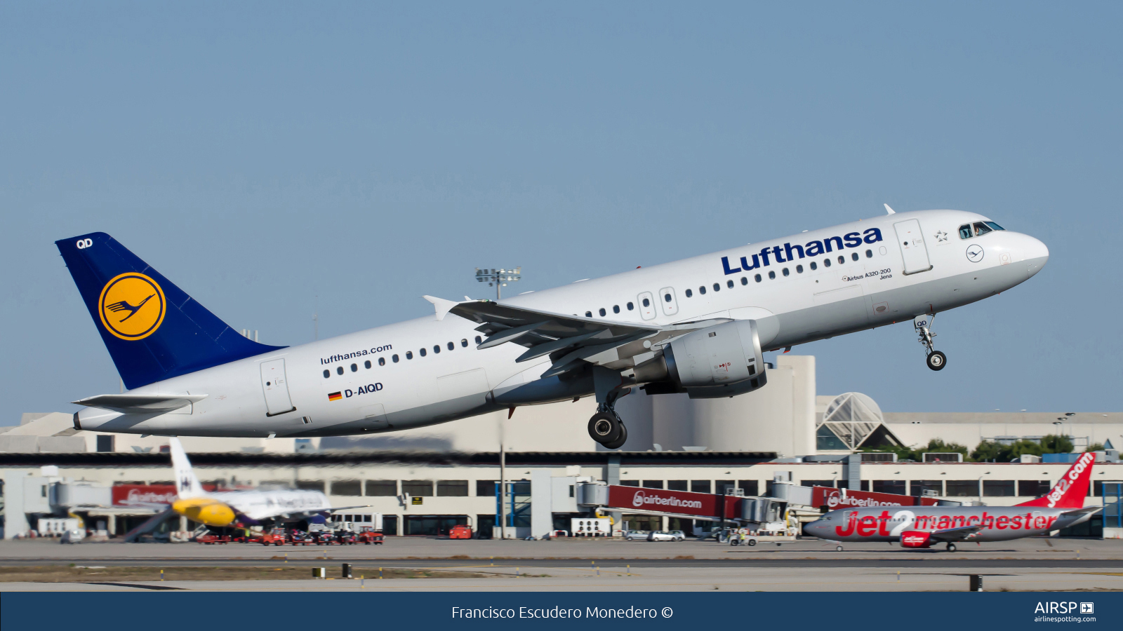 Lufthansa  Airbus A320  D-AIQD