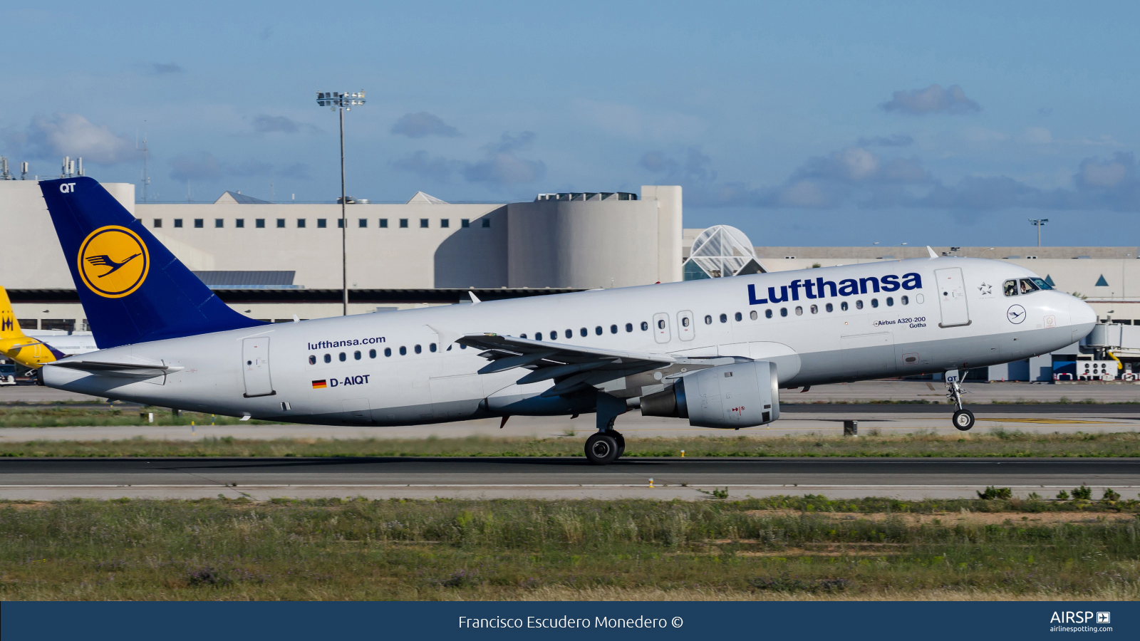 Lufthansa  Airbus A320  D-AIQT
