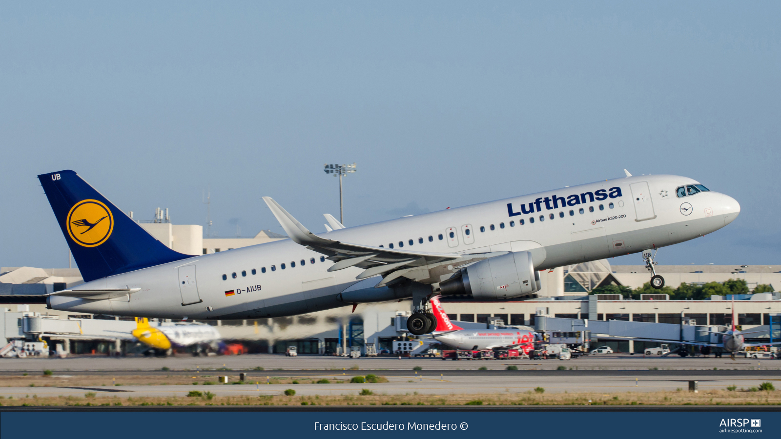 Lufthansa  Airbus A320  D-AIUB