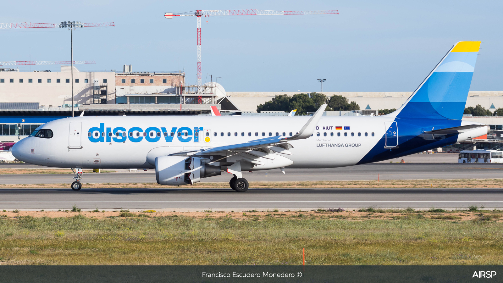 Discover Airlines  Airbus A320  D-AIUT