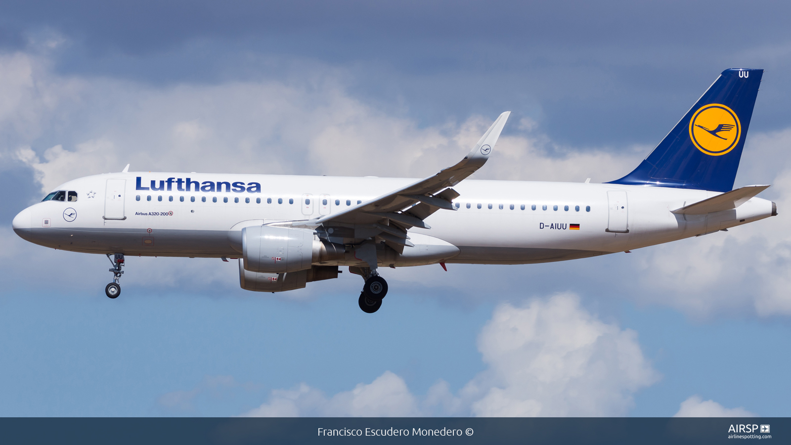 Lufthansa  Airbus A320  D-AIUU