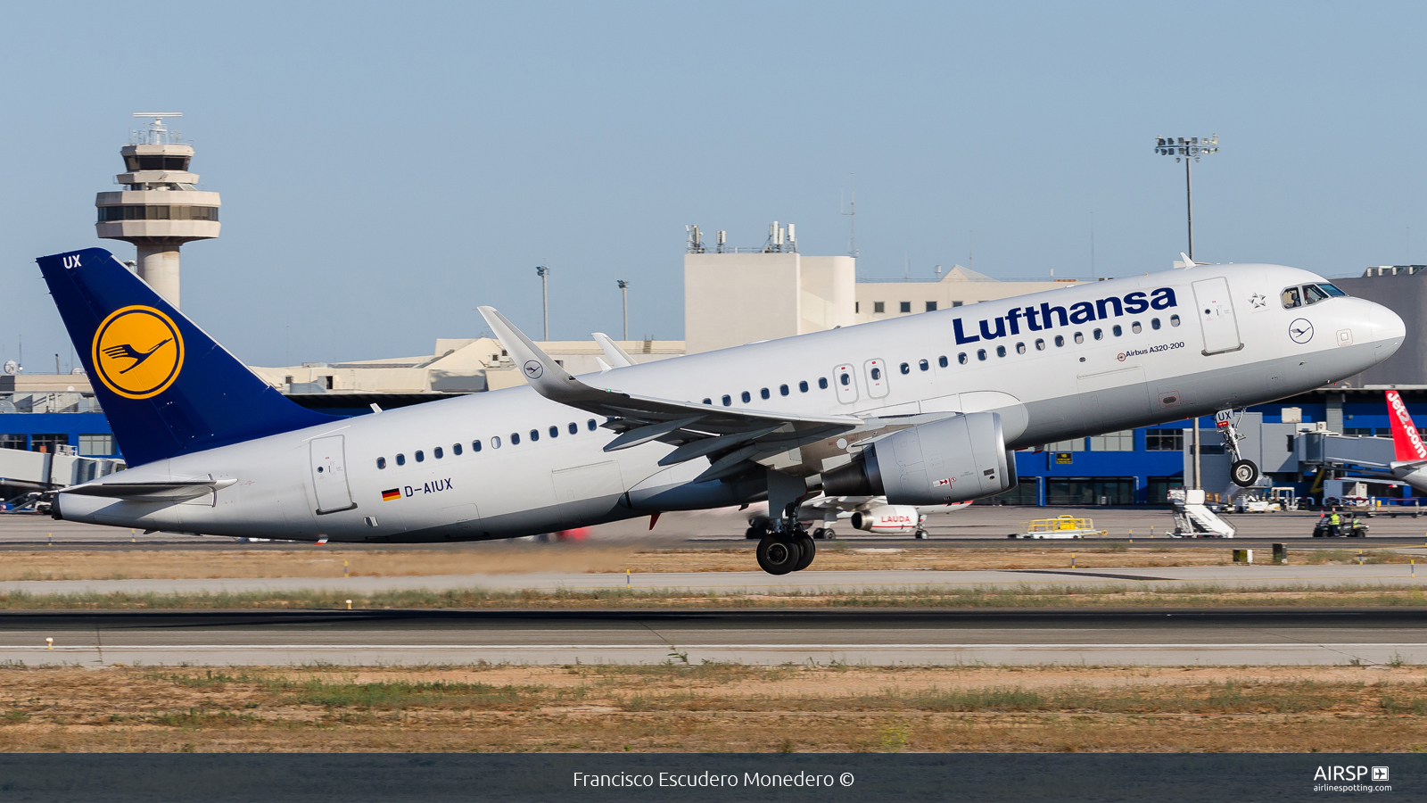 Lufthansa  Airbus A320  D-AIUX