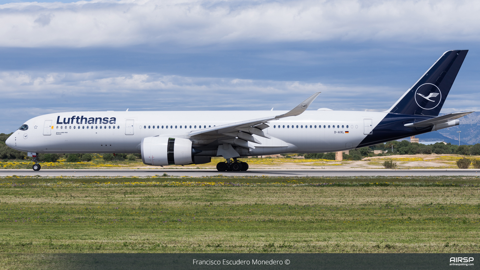 Lufthansa  Airbus A350-900  D-AIXL