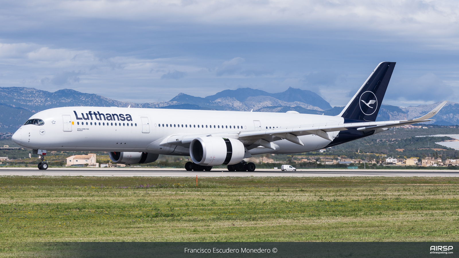 Lufthansa  Airbus A350-900  D-AIXL