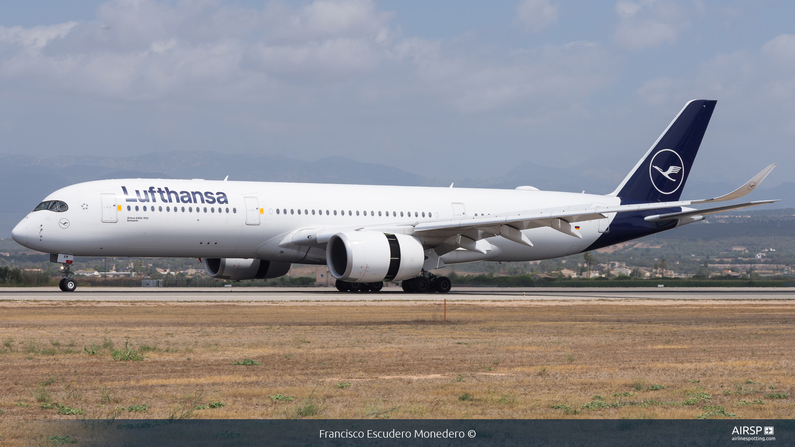 Lufthansa  Airbus A350-900  D-AIXM