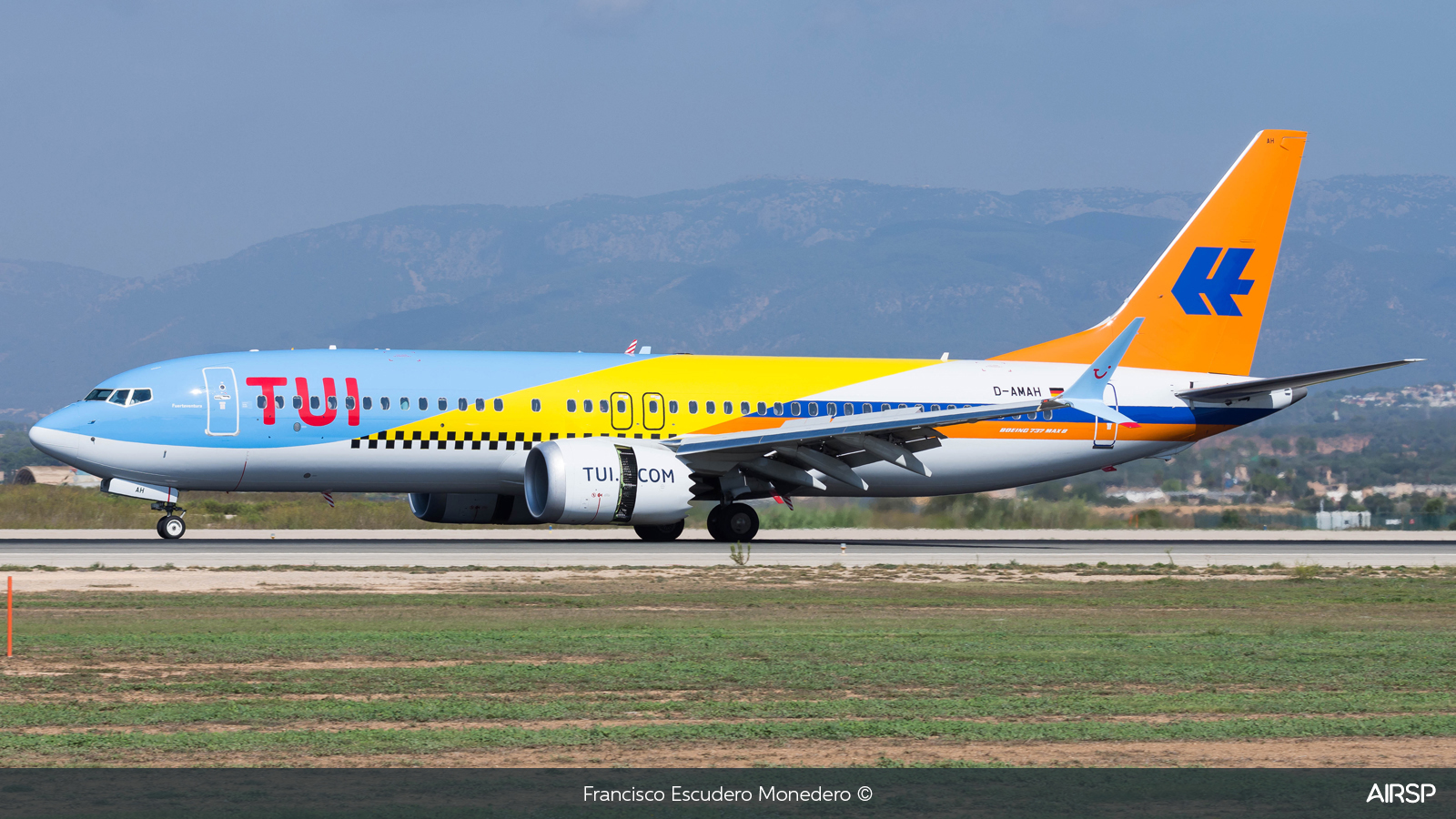 Tui Airways  Boeing 737 Max 8  D-AMAH