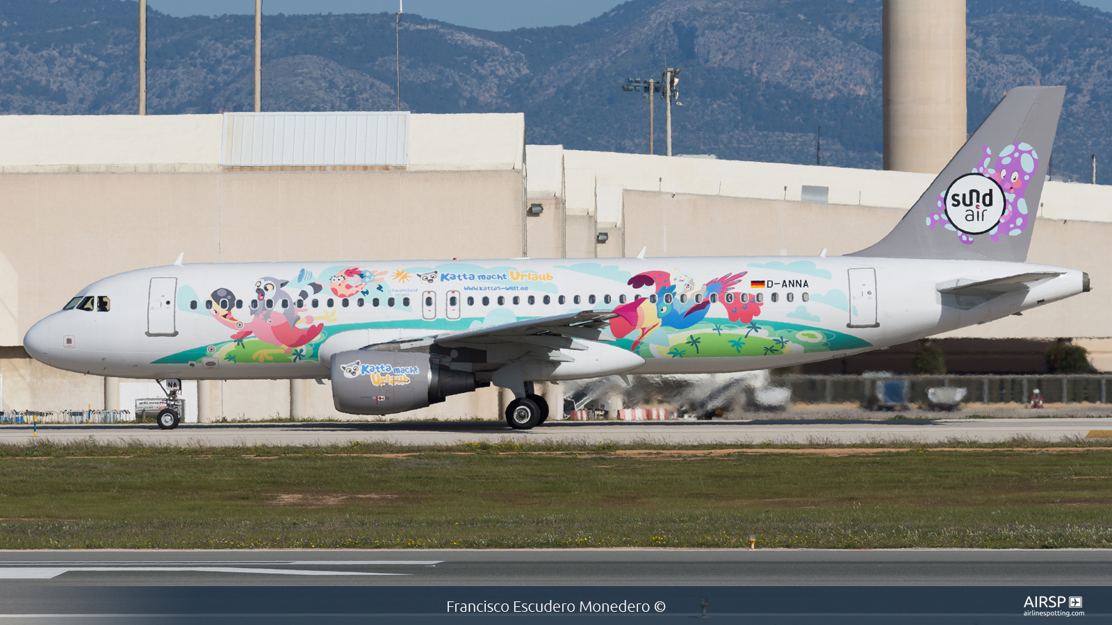Sundair  Airbus A320  D-ANNA