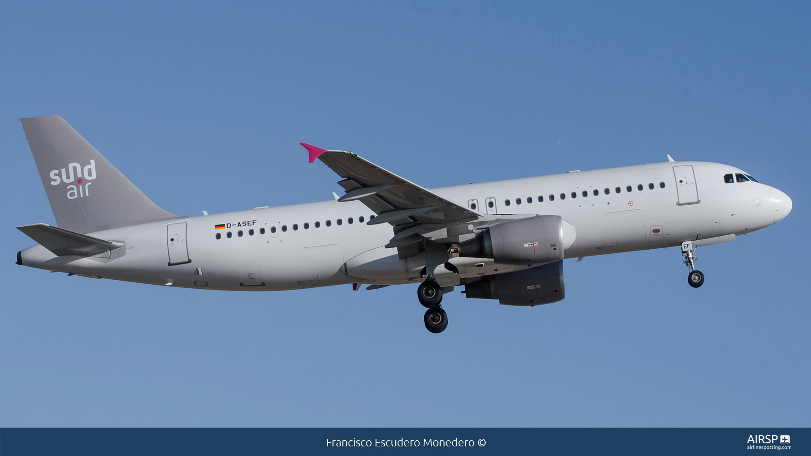 Sundair  Airbus A320  D-ASEF