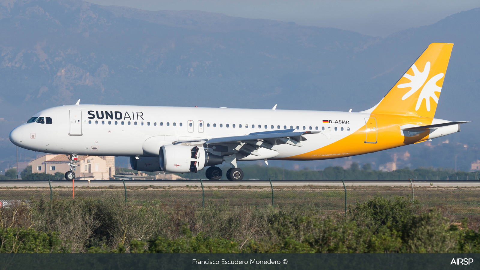 Sundair  Airbus A320  D-ASMR