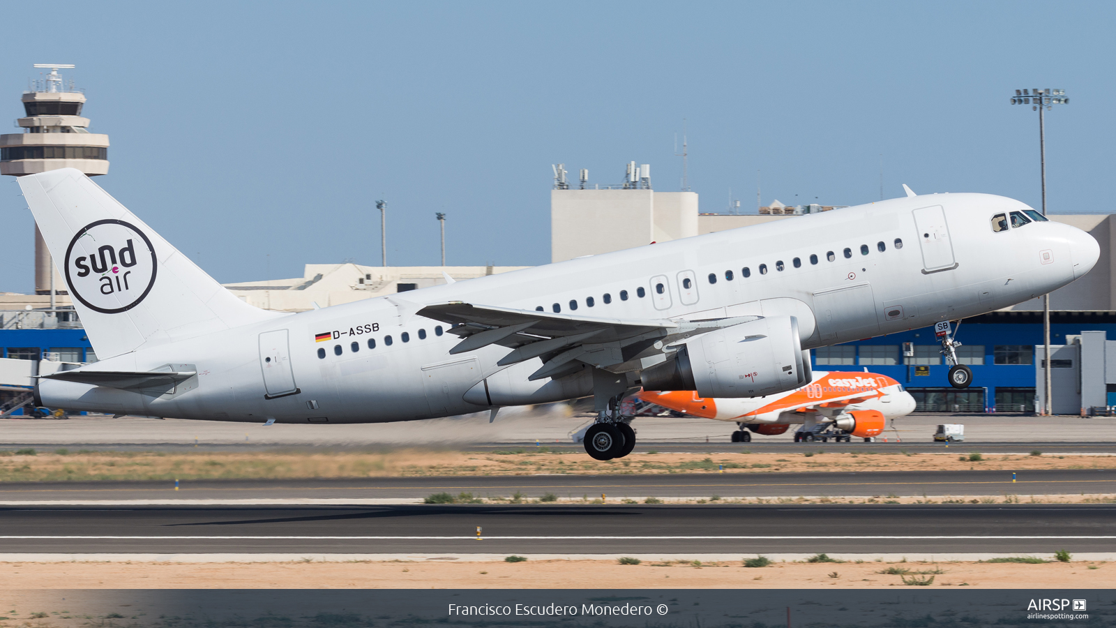Sundair  Airbus A319  D-ASSB
