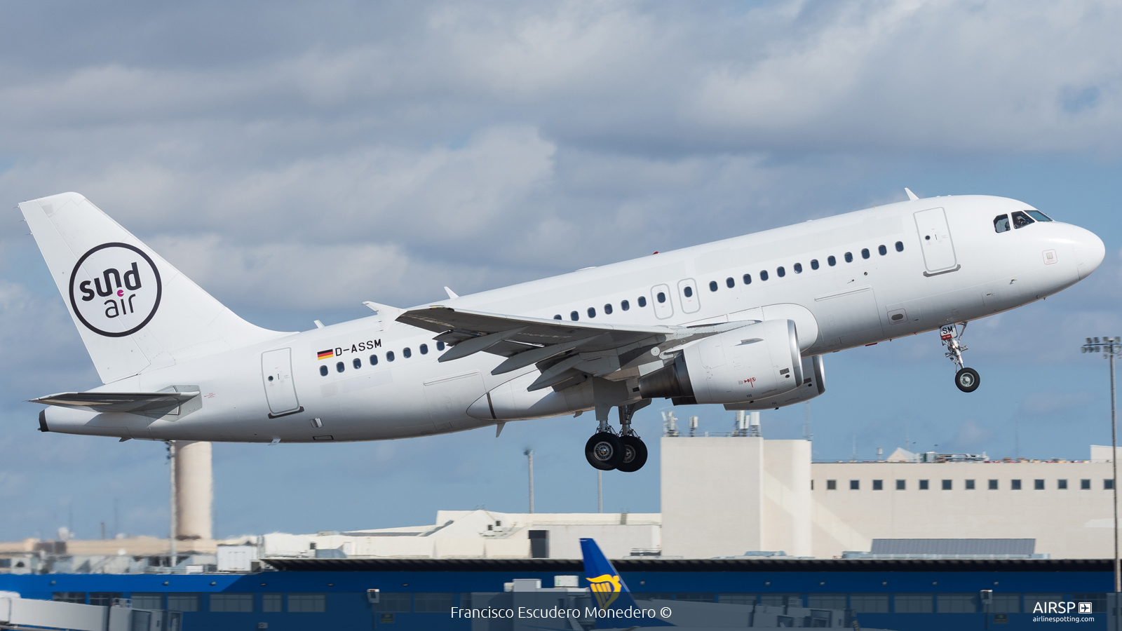 Sundair  Airbus A319  D-ASSM