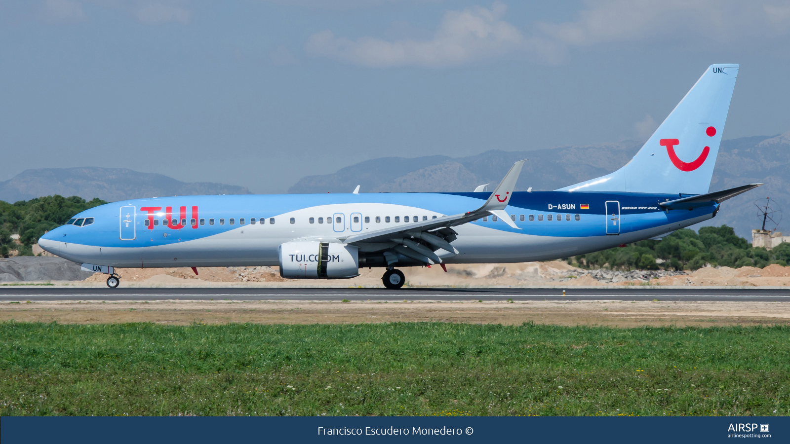 Tui Airways  Boeing 737-800  D-ASUN