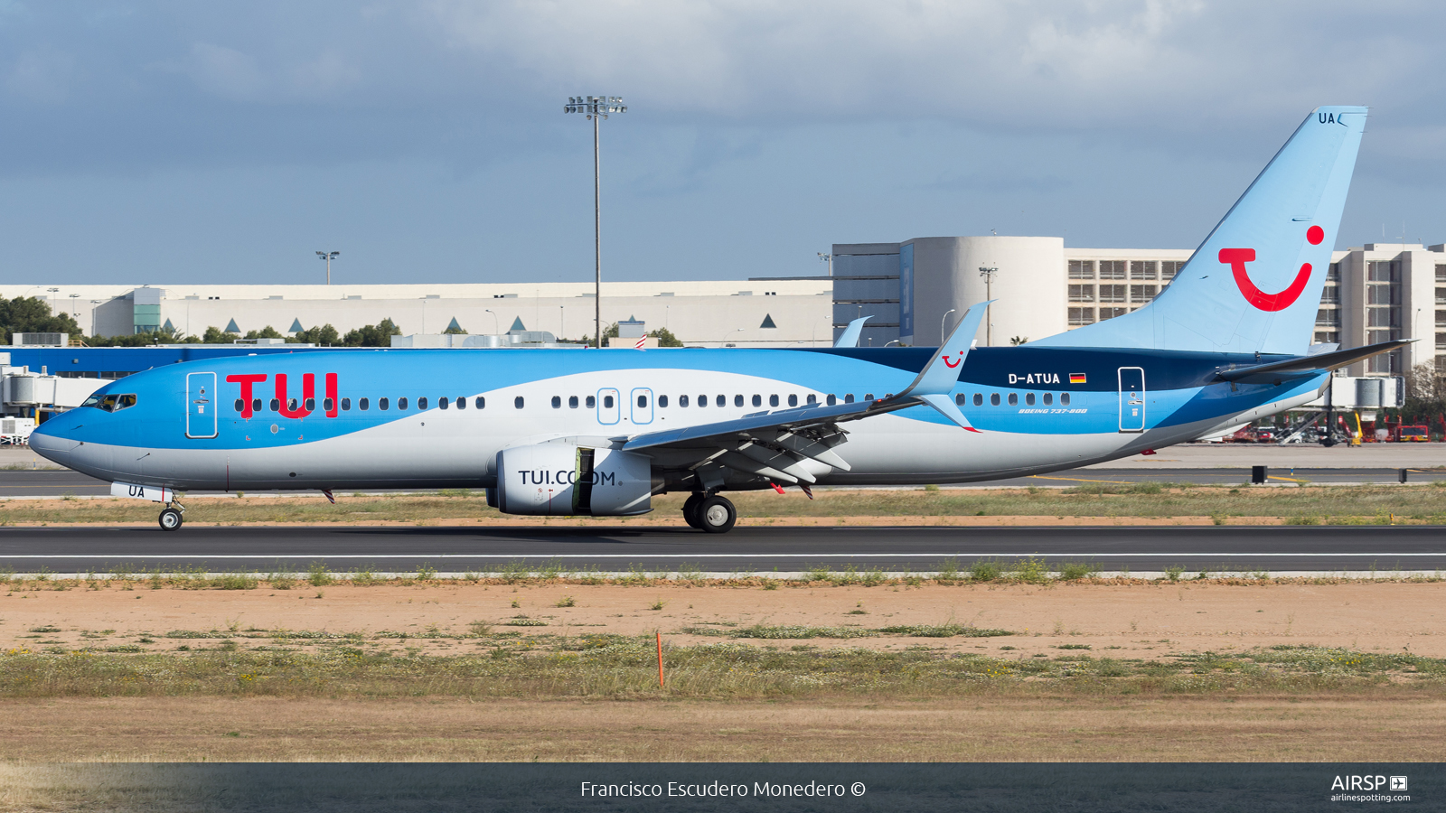 Tui Airways  Boeing 737-800  D-ATUA