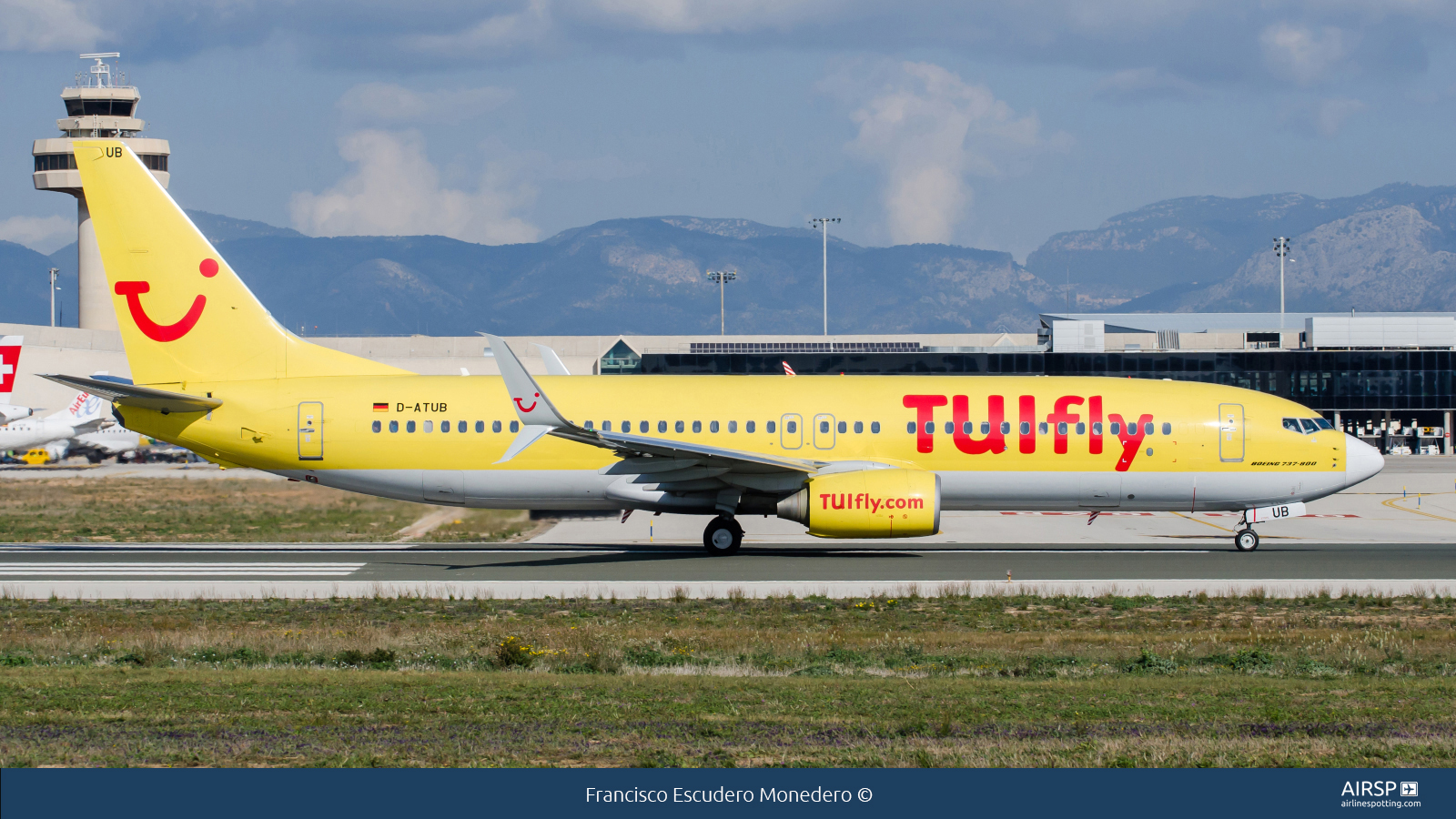 Tui Fly  Boeing 737-800  D-ATUB