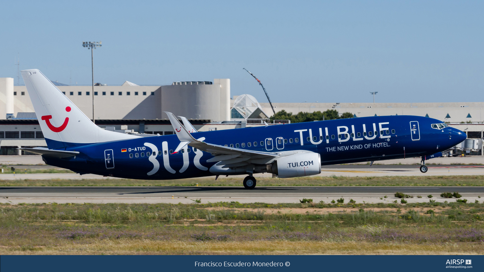 Tui Airways  Boeing 737-800  D-ATUD