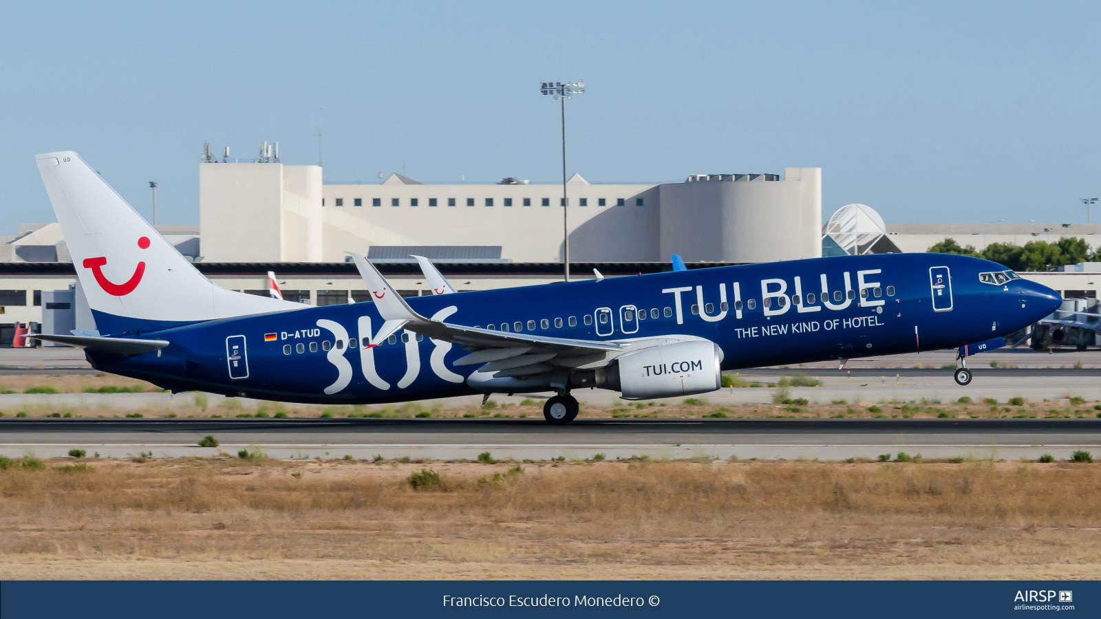 Tui Airways  Boeing 737-800  D-ATUD