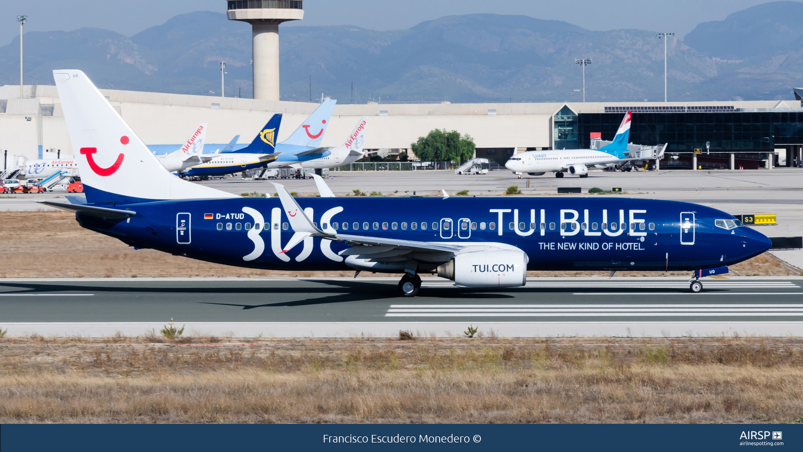 Tui Airways  Boeing 737-800  D-ATUD