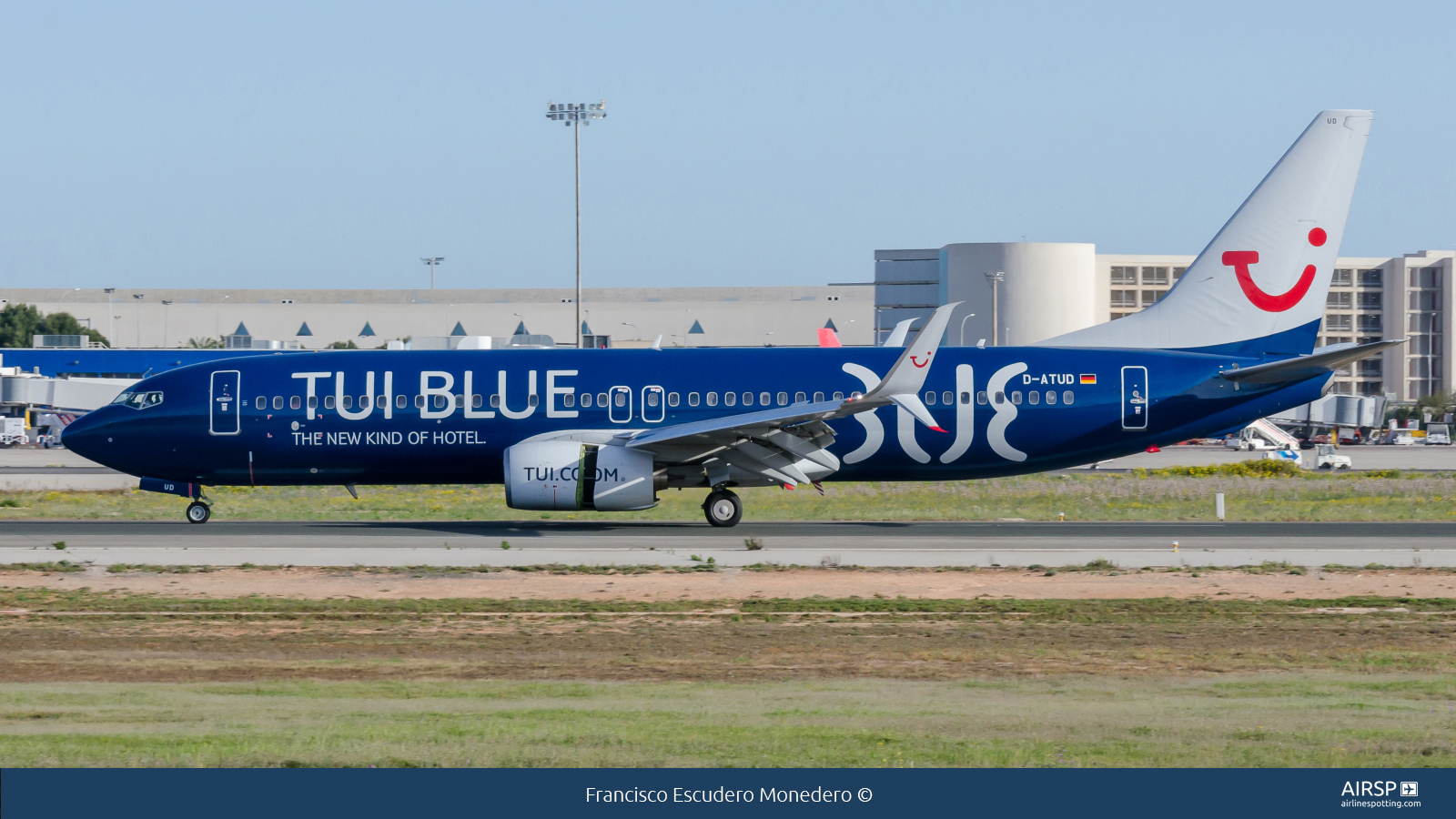 Tui Airways  Boeing 737-800  D-ATUD