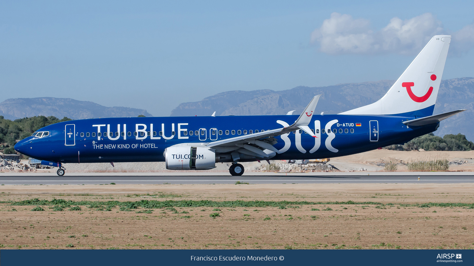 Tui Airways  Boeing 737-800  D-ATUD