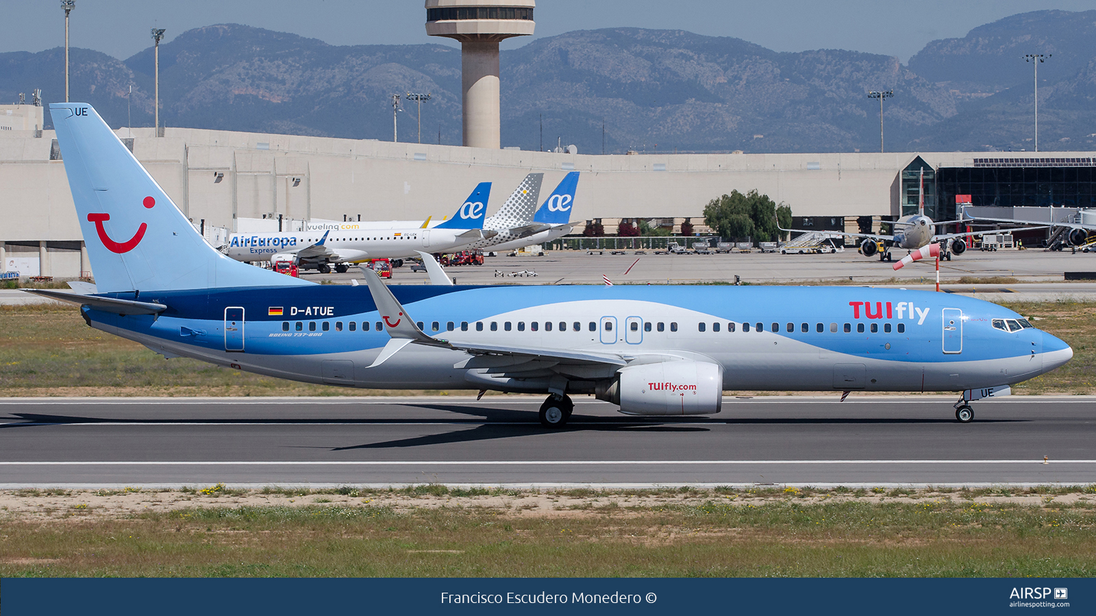 Tui Fly  Boeing 737-800  D-ATUE