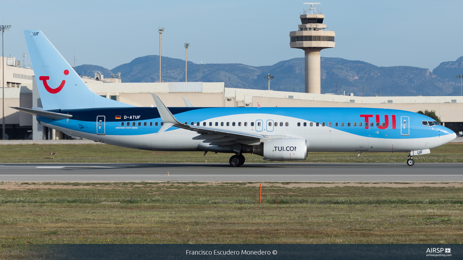 Tui Airways  Boeing 737-800  D-ATUF